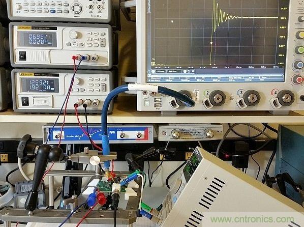 圖3：用于DC/DC轉換器的完整儀器設置展示。測試板輸入電壓調節(jié)至12V，柵極驅動調節(jié)器供電電壓為7V。右下方顯示了負載，Keysight 90000-X示波器、Teledyne Lecroy PP066傳輸線探頭和Huber Suhner Sucoflex 100電纜等也都可以在圖上看見。