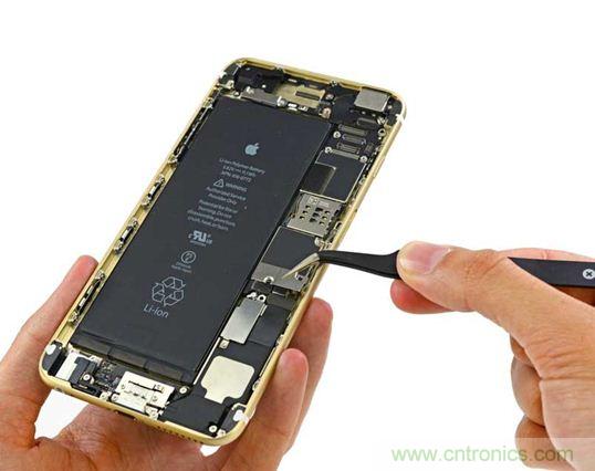 與iPhone 5S相比，電池尺寸更大，電池效率提高了16%。整部手機(jī)看起來(lái)就像一件藝術(shù)品，但看不到太多的內(nèi)部構(gòu)造。（來(lái)源：iFixit）