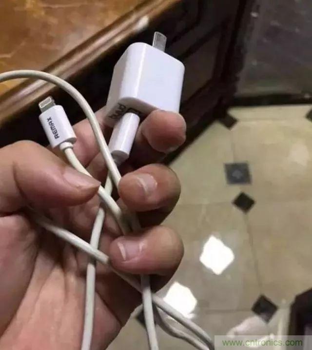 拆了個電容之后，我的iPhone也會自動訂房了